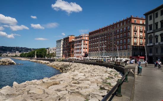 Lungomare Caracciolo Napoli Shutterstock.com 